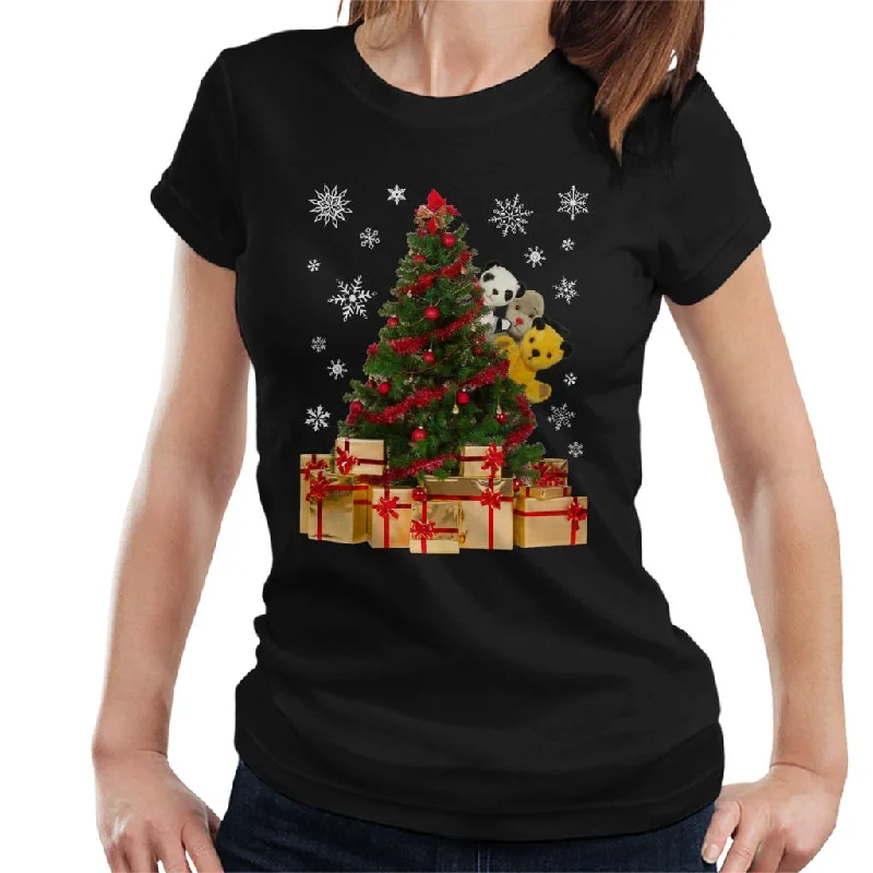 Sooty Christmas Characters Peeking Around Xmas Tree Women's T-Shirt Print Jacquard Patchwork Sooty Christmas Characters Peeking Around Xmas Tree Women's T-Shirt Print Jacquard Patchwork