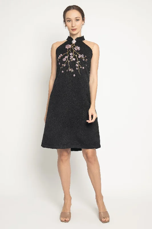 Yoona Dress in Black Tunics Luxurious high-end